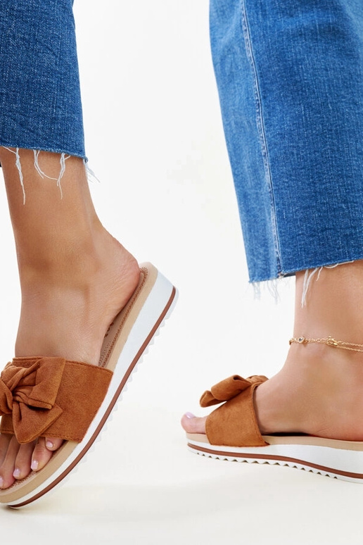 Mikhails brune lavhælede klipklapper Mikhails brune lavhælede klipklapper