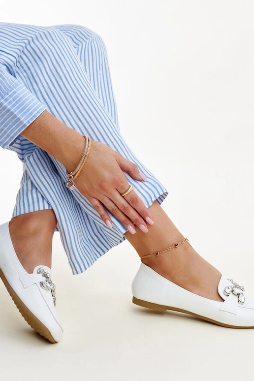 Hvide loafers med zirkoniumspænde Mali Hvide loafers med zirkoniumspænde Mali