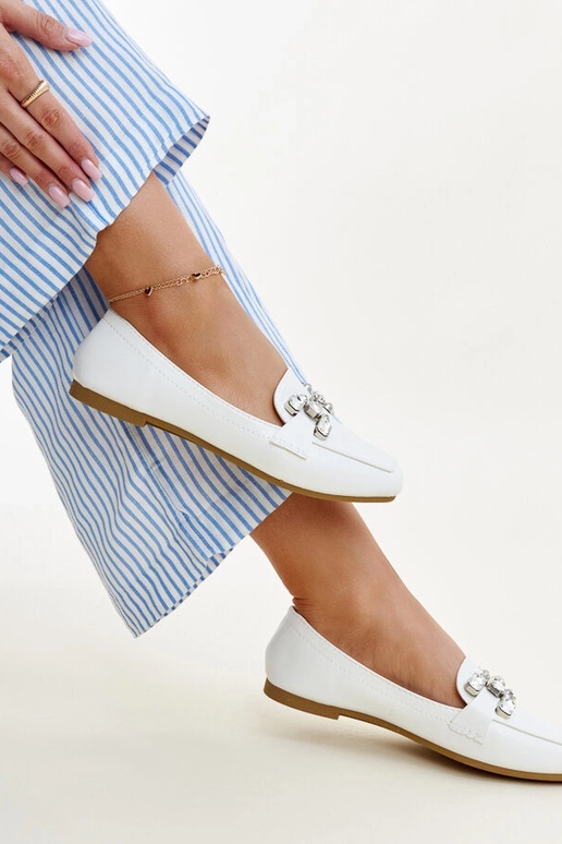 Hvide loafers med zirkoniumspænde Mali Hvide loafers med zirkoniumspænde Mali