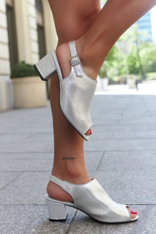 Perforerede sandaler med blokhæl med... Perforerede sandaler med blokhæl med...