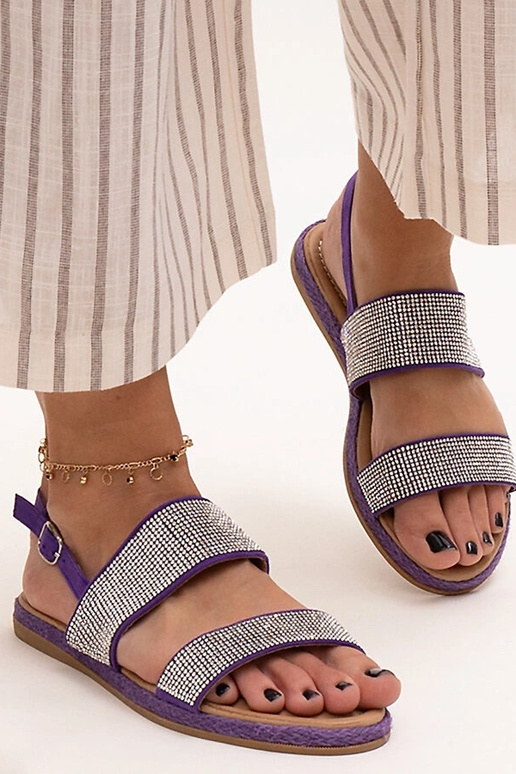 Lilla sandaler dekoreret med Carvalia...