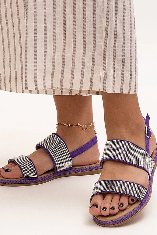 Lilla sandaler dekoreret med Carvalia...