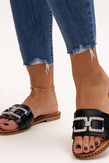 Sorte flip-flops med et dekorativt Rochaela spænde
