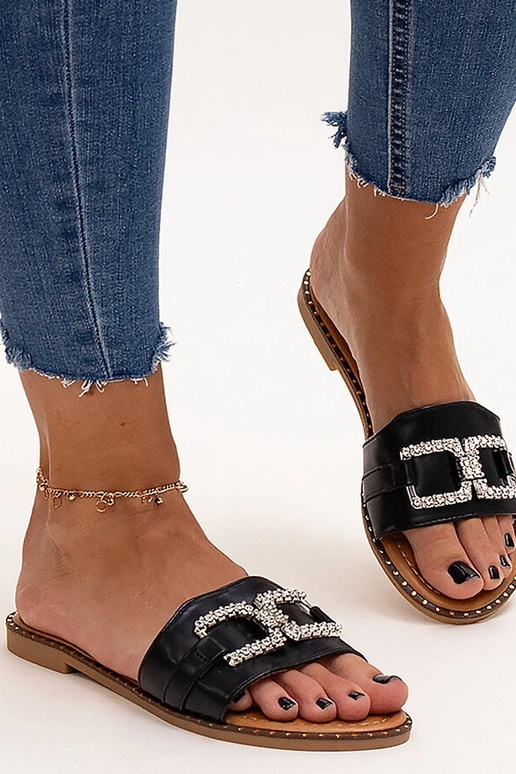 Sorte flip-flops med et dekorativt...