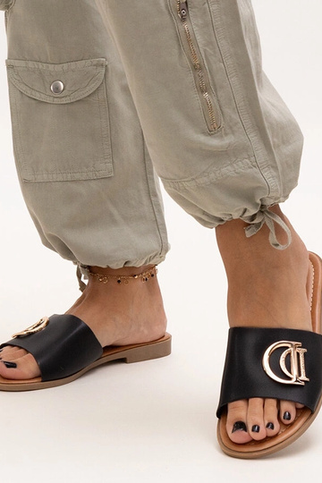 Zwarte slippers met gesp...