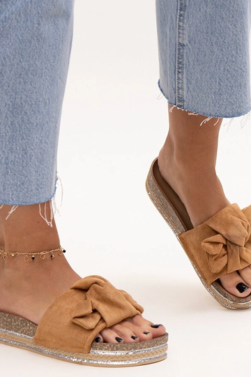 Bruine slippers op massieve zool Peletra