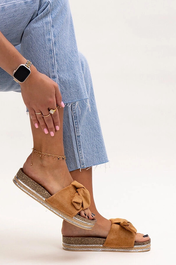 Bruine slippers op massieve... 2