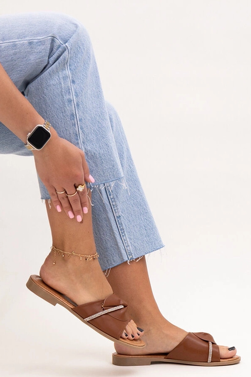 Kapki versierd met een bandje van...