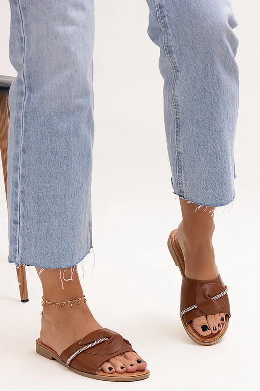 Kapki versierd met een bandje van...