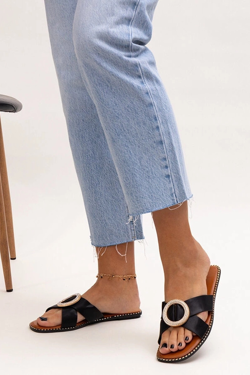 Sorte flip-flops dekoreret med et...