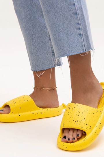 Gule flip-flops med bred rem Hekssa