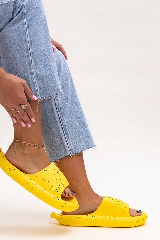 Gule flip-flops med bred rem Hekssa