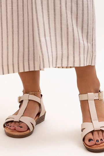 Beige sandaler med lav kile...