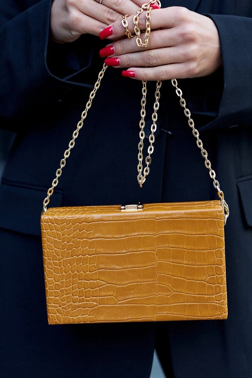 Gul ,,trunk'' taske på en kæde Dratche Gul ,,trunk'' taske på en kæde Dratche