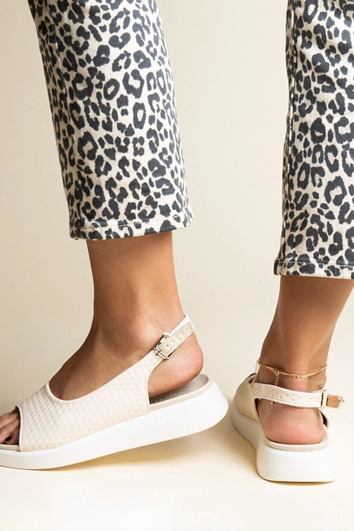 Beige sandaler med tykkere sål fra...