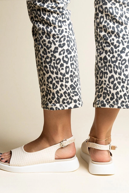 Beige sandaler med tykkere sål fra...