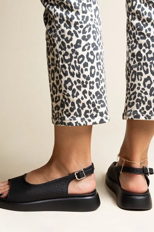 Sorte sandaler med tykkere sål fra...