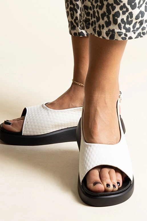 Hvide sandaler med tykkere sål fra...