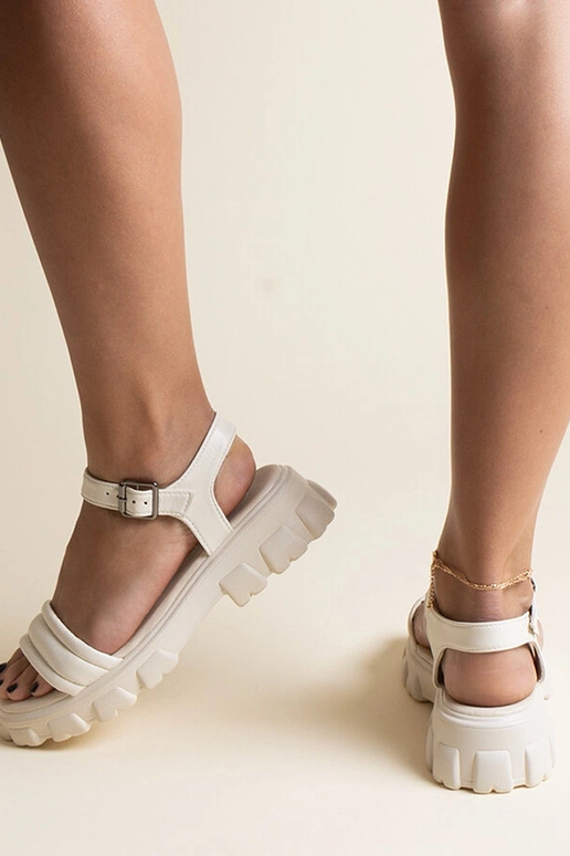 Beige sandaler med en massiv Meredi-sål Beige sandaler med en massiv Meredi-sål