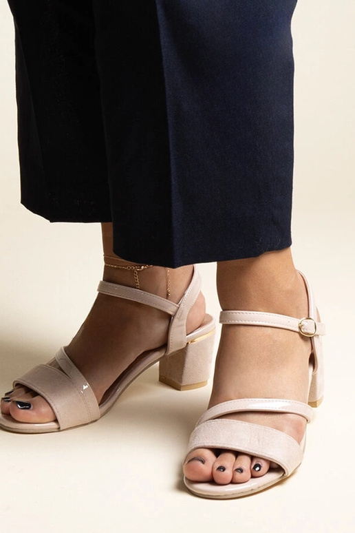 Beige sandaler med en kombination af...