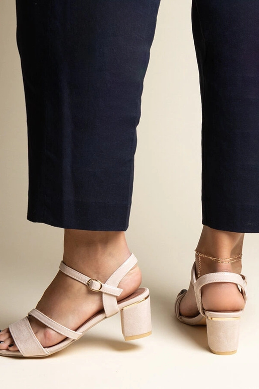 Beige sandaler med en kombination af...