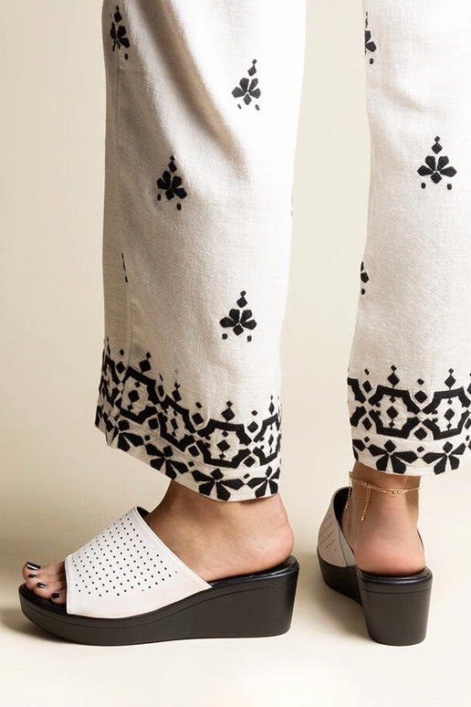 Witte opengewerkte platformslippers...