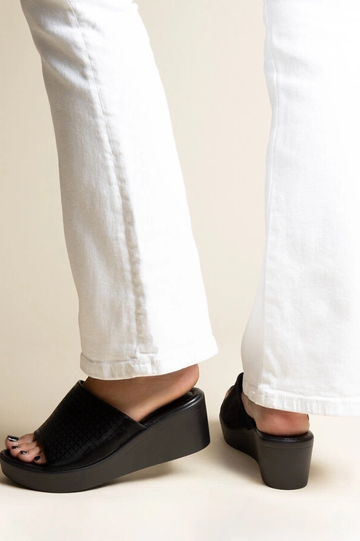 Zwarte opengewerkte platformsandalen...