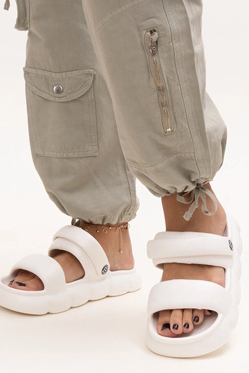 Azewda lette ensfarvede...