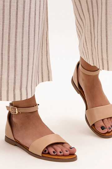 Beige sandalen met gesloten... 2