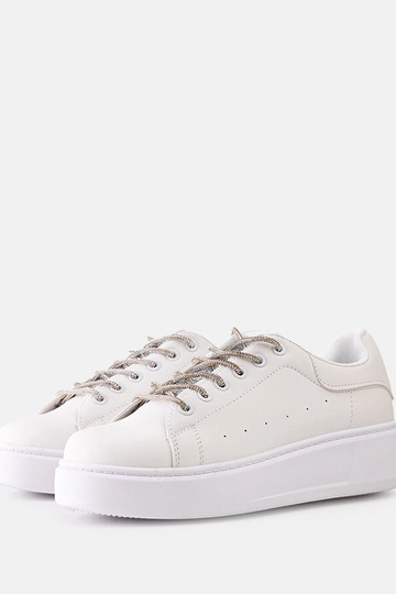 Hvide sneakers med spektakulær Asmait dekoration