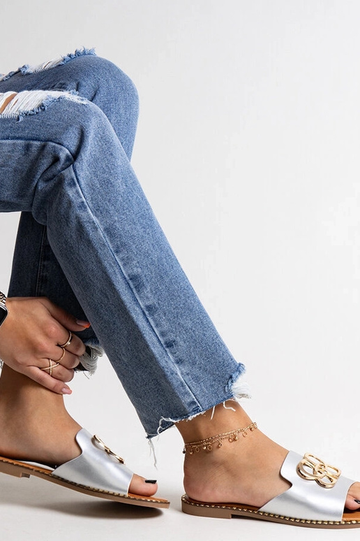 Sølvflip-flops med dekorativt spænde... Sølvflip-flops med dekorativt spænde...