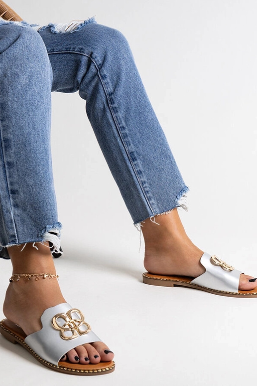 Sølvflip-flops med dekorativt spænde... Sølvflip-flops med dekorativt spænde...