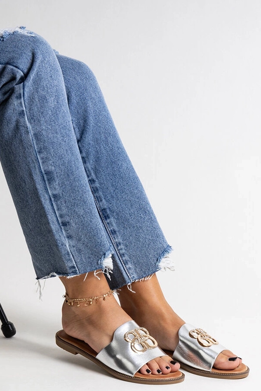 Sølvflip-flops med dekorativt spænde... Sølvflip-flops med dekorativt spænde...