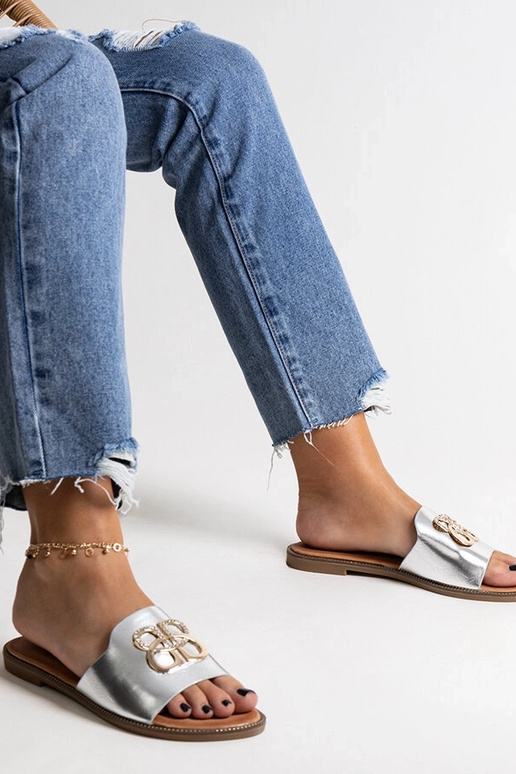 Sølvflip-flops med dekorativt spænde... Sølvflip-flops med dekorativt spænde...