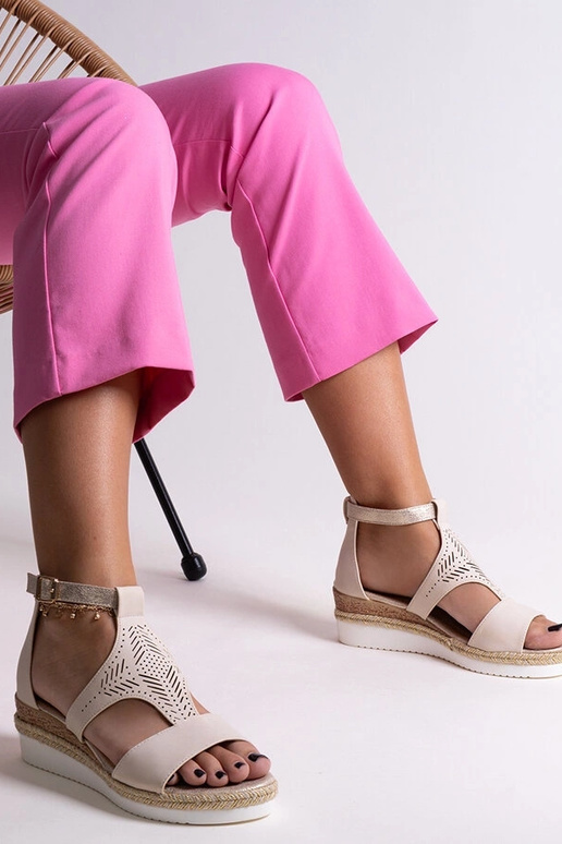 Beige sandaler med lav kile Tiuma