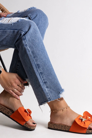 Orange flip-flops med sløjfe og en bamse Segan
