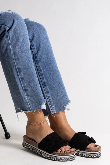 Massive sorte flip-flops med dekorative såler fra Nibalie