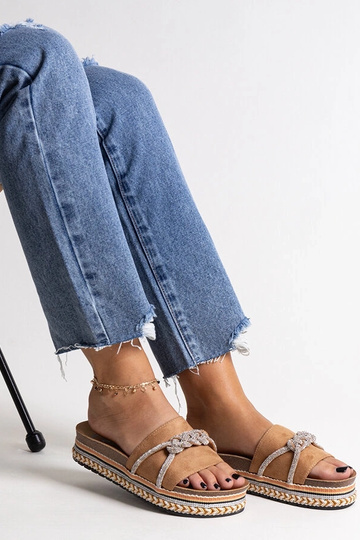 Brune flip-flops dekoreret med kamilianske zirkoner 2