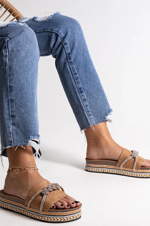 Brune flip-flops dekoreret med...