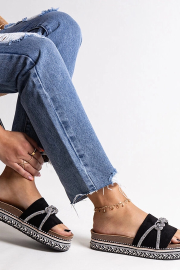 Sorte flip-flops dekoreret...