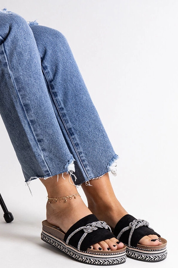 Sorte flip-flops dekoreret med kamilianske zirkoner 2