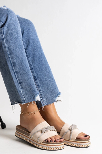 Beige flip-flops dekoreret...