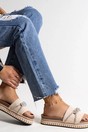 Beige flip-flops dekoreret... 2