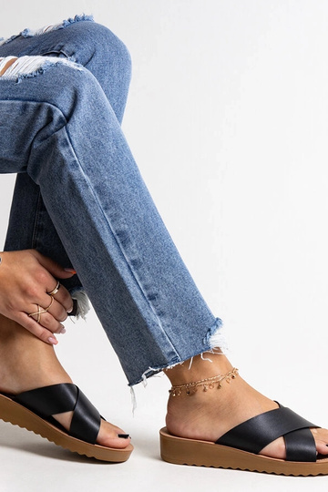 Sorte kilesandaler lavet af...