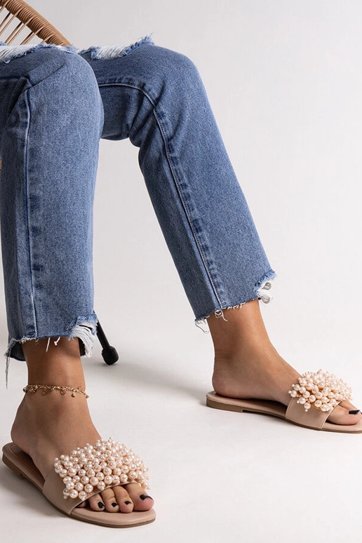 Beige flip flops dekoreret med... Beige flip flops dekoreret med...