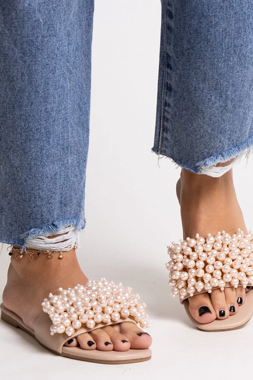 Beige flip flops dekoreret med... Beige flip flops dekoreret med...