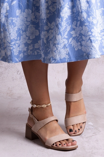 Beige sandalen op een...