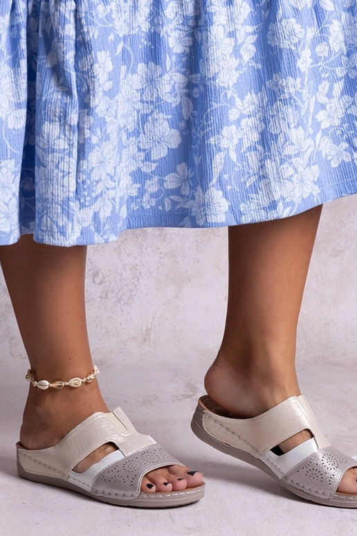 Beige skinnende flip-flops Saminar