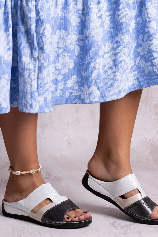 Sorte og hvide skinnende flip-flops...