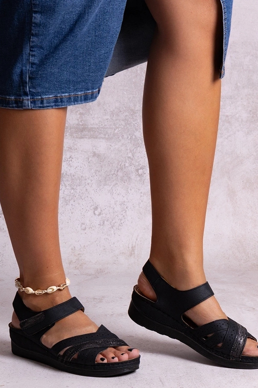 Areja sorte sandaler med lav kile